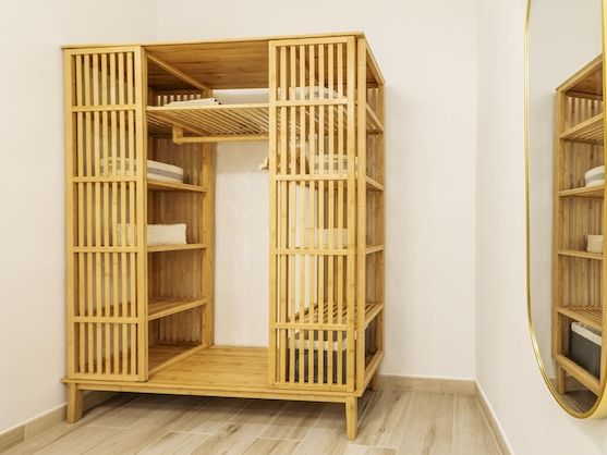 Drewniana szafa z frezowanymi frontami – ponadczasowy klasyk w nowoczesnej odsłonie