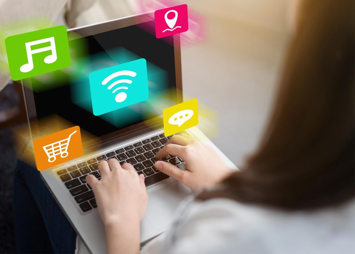 Jak wykorzystać internetowe platformy w branży ślubnej na przykładzie serwisów florystycznych